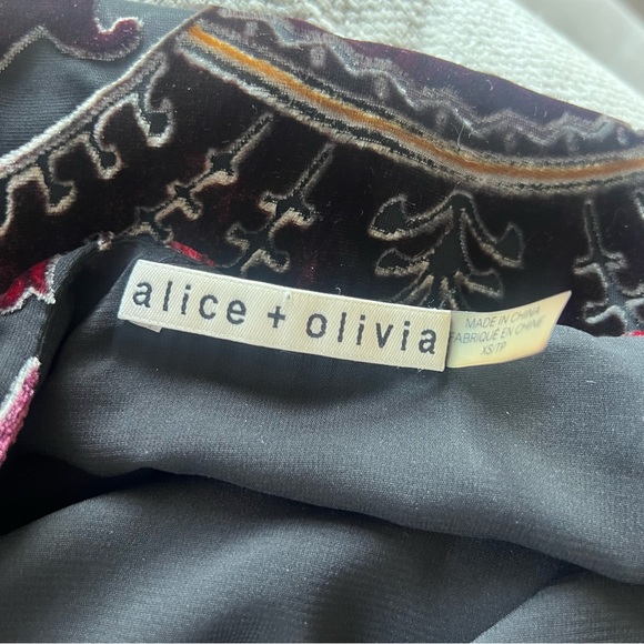 Alice & Olivia Alecia Off Shoulder Top Baroque Burnout Size XS - Picture 6 of 9